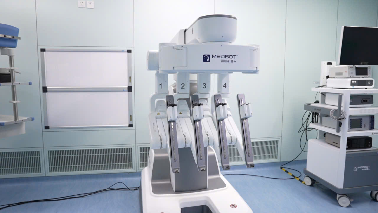 Ê-kíp GS.TS. UÔNG KIẾN BÌNH THỰC HIỆN THÀNH CÔNG CA PHẪU THUẬT ROBOT ĐIỀU TRỊ UNG THƯ TRỰC TRÀNG