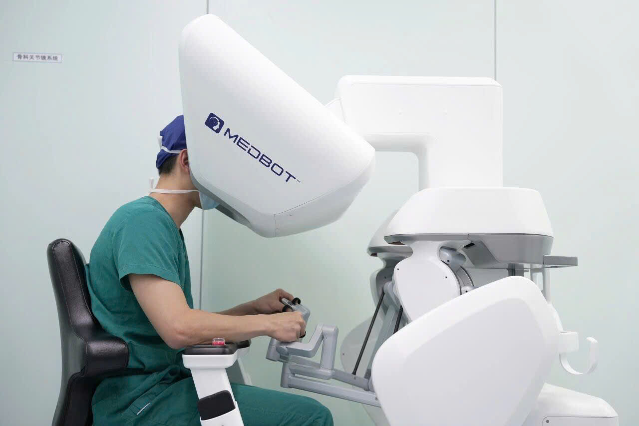 Ê-kíp GS.TS. UÔNG KIẾN BÌNH THỰC HIỆN THÀNH CÔNG CA PHẪU THUẬT ROBOT ĐIỀU TRỊ UNG THƯ TRỰC TRÀNG